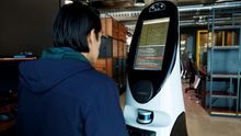Fotografía con fecha del 26 de junio, de un integrante de la empresa CEO de Roomie, programando uno de los robots de asistencia para la detección de Covid-19 en Ciudad de México (México).