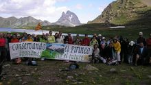 Grupos de ecologistas manifestándose en los ibones del Anayet.