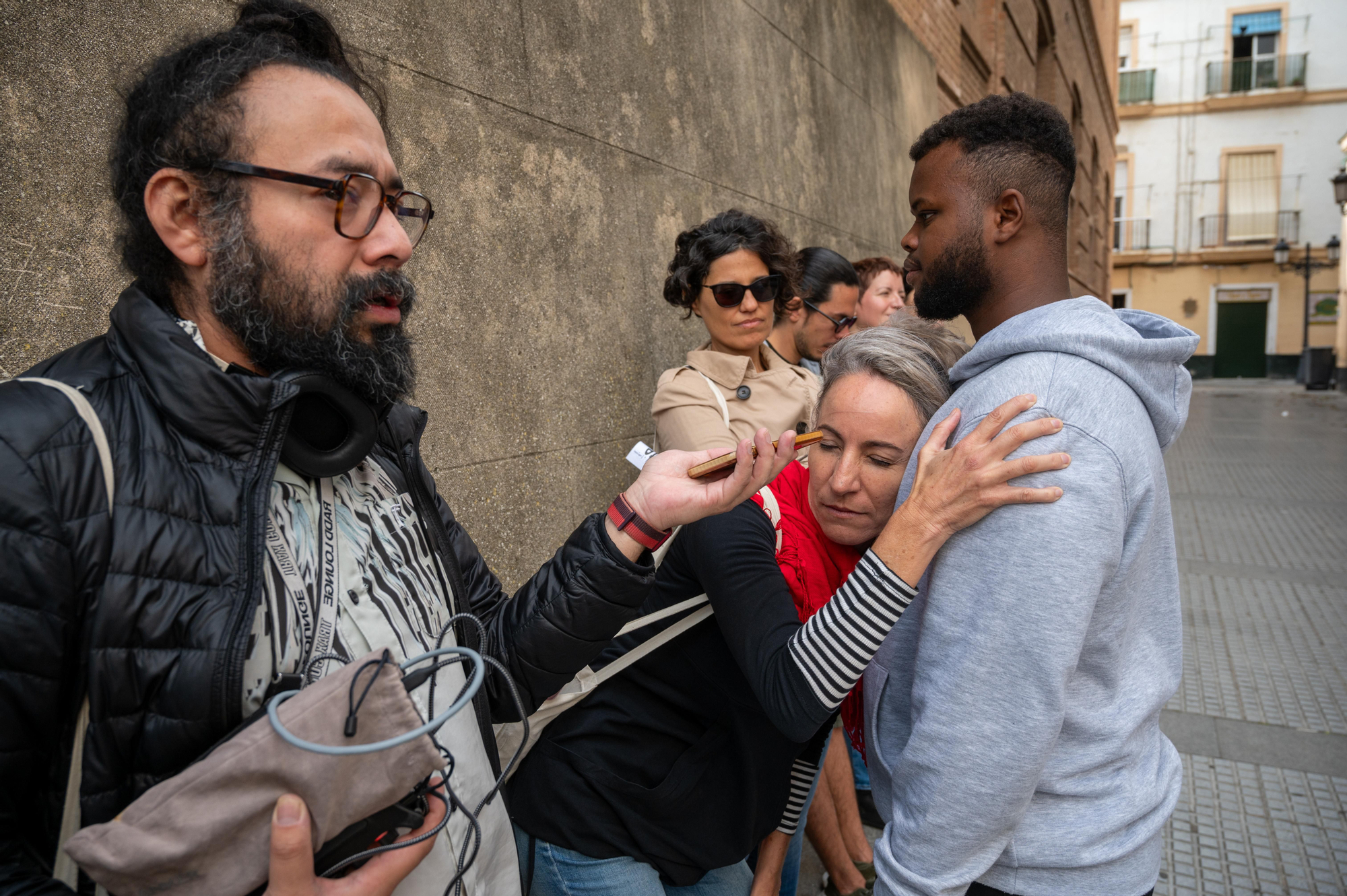 Participantes en la performance 'Latente' de Teatro Ojo en el FIT de Cádiz