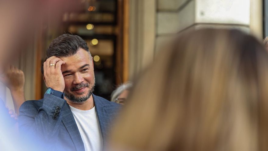El portavoz de ERC en el Congreso, Gabriel Rufián, sale de una sesión plenaria en el Congreso de los Diputados, a 17 de septiembre de 2025.