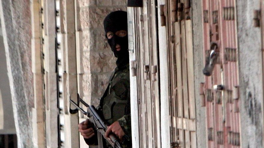 Un militante palestino de Hamas enmascarado patrulla por las calles de Gaza.