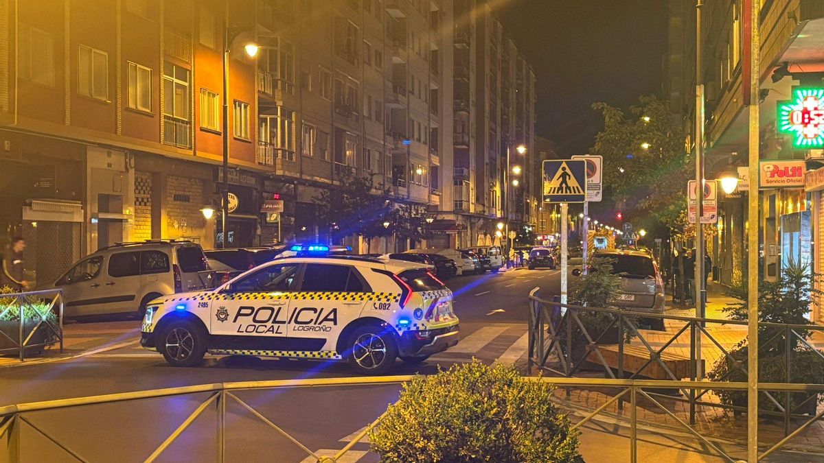 Un incendio en el balcón de una vivienda de Logroño obliga a los bomberos a desplegar la escala para sofocarlo