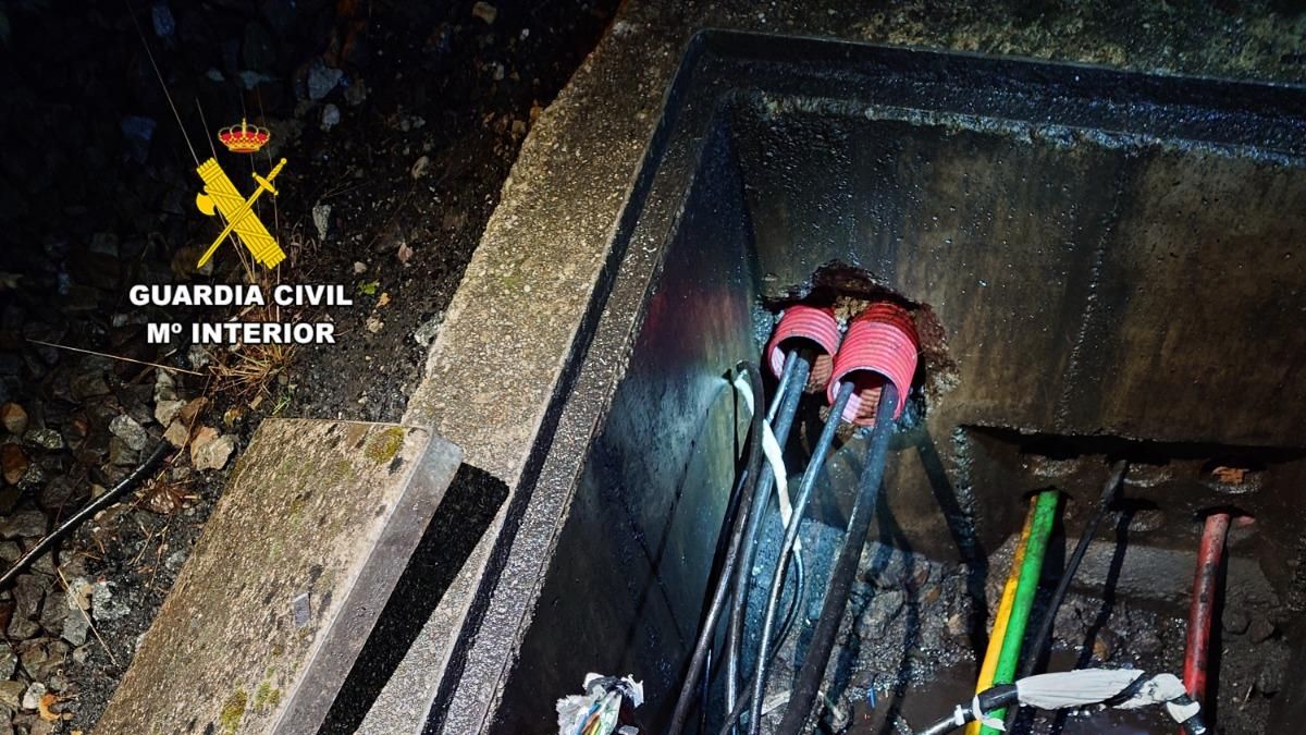 Intentan robar 300 kilos de cobre y acaban detenidos y retrasando el tren en Asturias