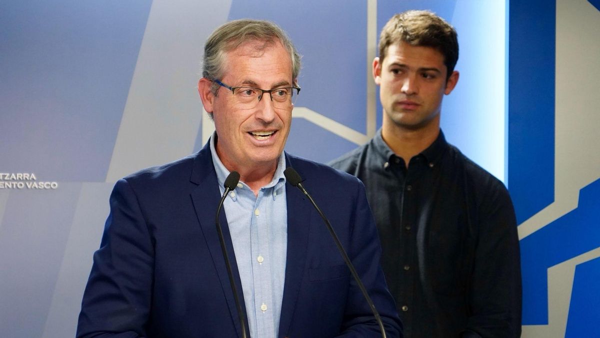 Gesto de EH Bildu en el Parlamento Vasco para que el PNV pueda aprobar su ley del euskera sin el PSE-EE