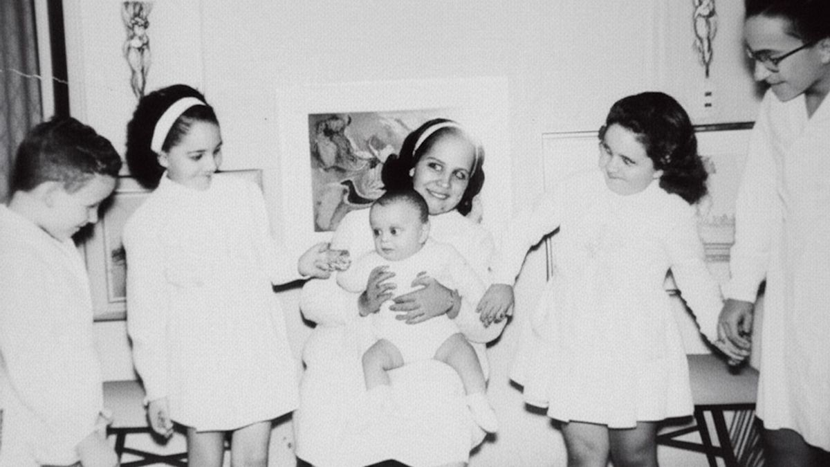 Mima Molfino enviudó muy joven y tuvo seis hijos: José, Marcela, Alejandra, Liliana, Miguel y Gustavo.