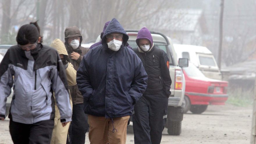 Con barbijos hace 10 años, la gente fue a votar de 2011 a pesar de que las cenizas estaban aún en el aire y el suelo.
