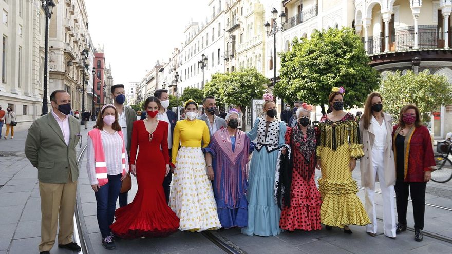 El delegado municipal de Economía, en la Avenida junto a representantes del sector de la moda flamenca.