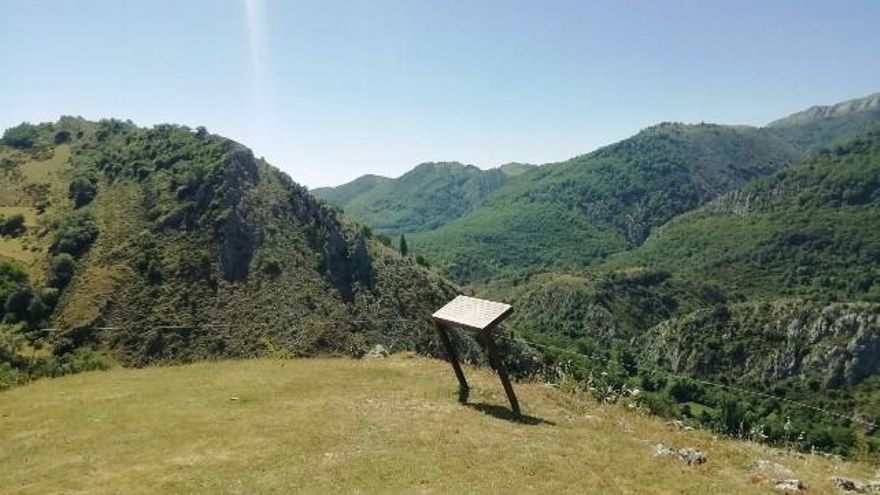 Uno de los hitos literarios de la senda con vistas impresionantes.