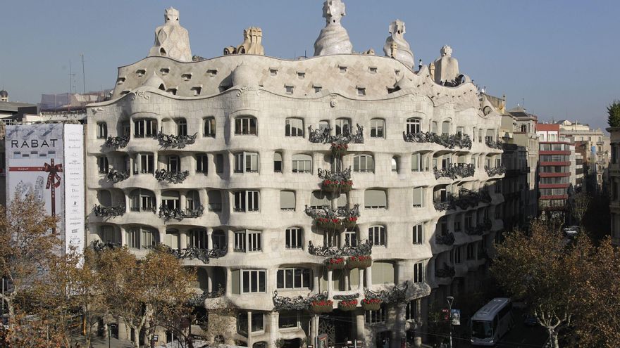 Esta es la enorme casa que creó Gaudí para un matrimonio justo frente a Casa Batlló cuando la acabó