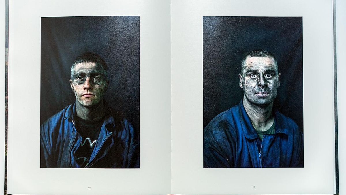 Doble página de 'Tras Os Montes' con los mineros Jorge y Daniel Heras, de la Mina Pozo Salgueiro, en Torre del Bierzo (León), en 2018