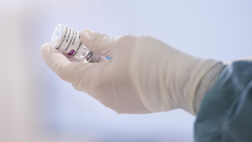 Archivo - Una profesional sanitaria sostiene un vial con la vacuna