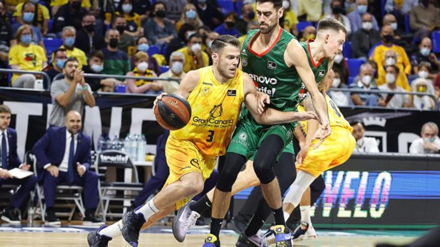 El derbi se queda en La Laguna