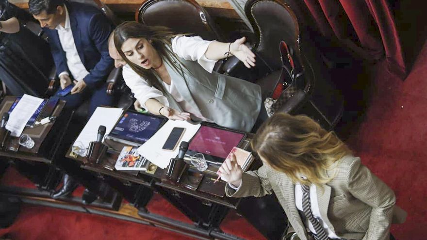 Dardos, chicanas y grabaciones cruzadas entre libertarios en la sesión informativa de Francos: “Son corruptos”