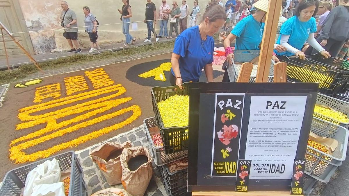 Participantes y curiosos en la realización de las alfombras de La Orotava