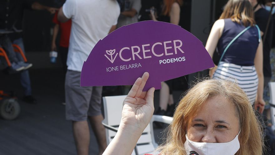 Una mujer sostiene un abanico donde se lee 'Crecer', el título de la campaña de la ministra de Derechos Sociales por liderar Podemos, a 11 de junio de 2021, en Zaragoza, Aragón (España). Con este acto, la ministra de Derechos Sociales cierra su campaña pa