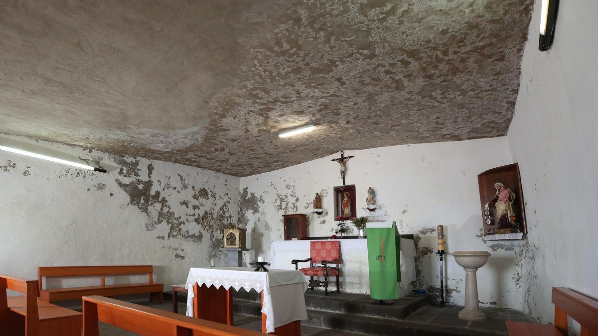 La toba volcánica original fue cubierta de cemento y se colocaron tubos de luz fluorescente. Así se veía antes de la restauración.