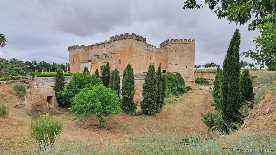 El espectacular Castillo de Buen Amor, en Topas (Salamanca).