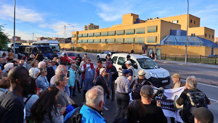 Protesta vecinal en Madrid por una multa de 601 euros a un manifestante que usó un megáfono