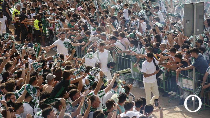 La afición del Córdoba CF prepara un nuevo recibimiento masivo a las puertas de El Arcángel