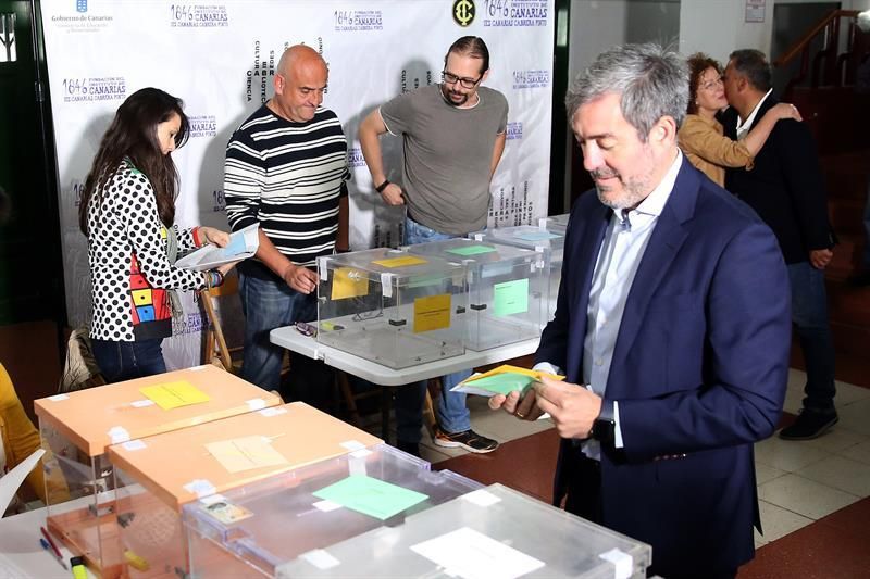 El candidato de Coalición Canaria-PNC a la Presidencia del Gobierno de Canarias, Fernando Clavijo, votó este domingo en el IES Cabrera Pinto de La Laguna.