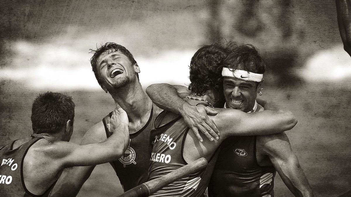 Los remeros de la 'San José' de Astillero celebran una victoria. | HUMBERTO BILBAO ®