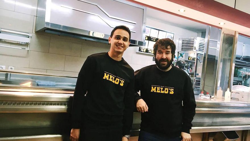 Dos jóvenes madrileños se imponen a los fondos de inversión y reviven Melo's, un bar clásico de Lavapiés