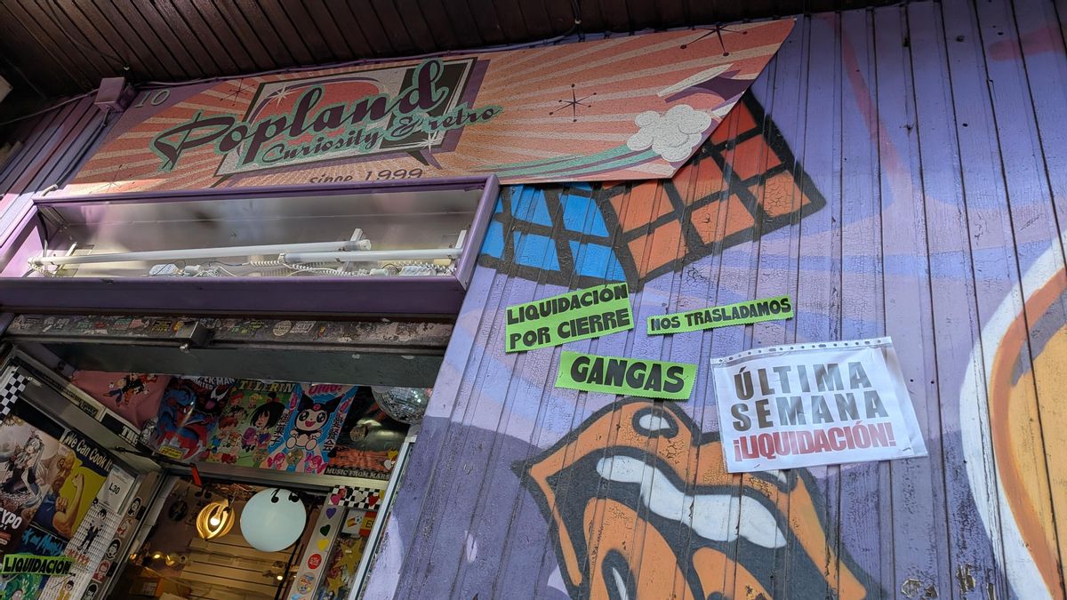 Carteles de liquidación en la entrada de Popland