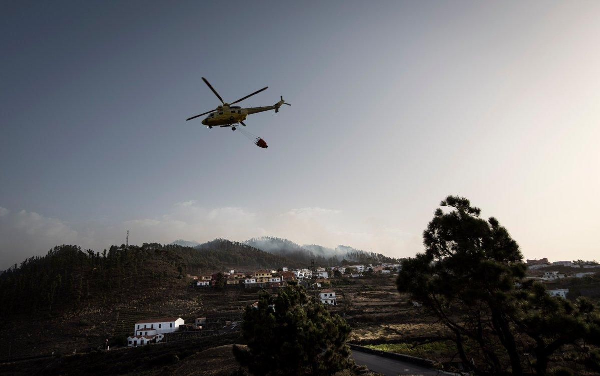 Un helicóptero trabajando en las labores de extinción del incendio de La Palma