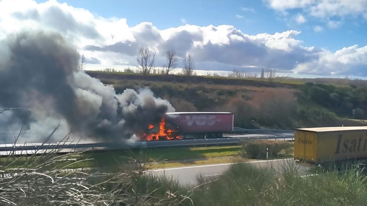 El camión ardiendo en la autovía A-231, sentido Burgos, a la altura del municipio de Sahagún.