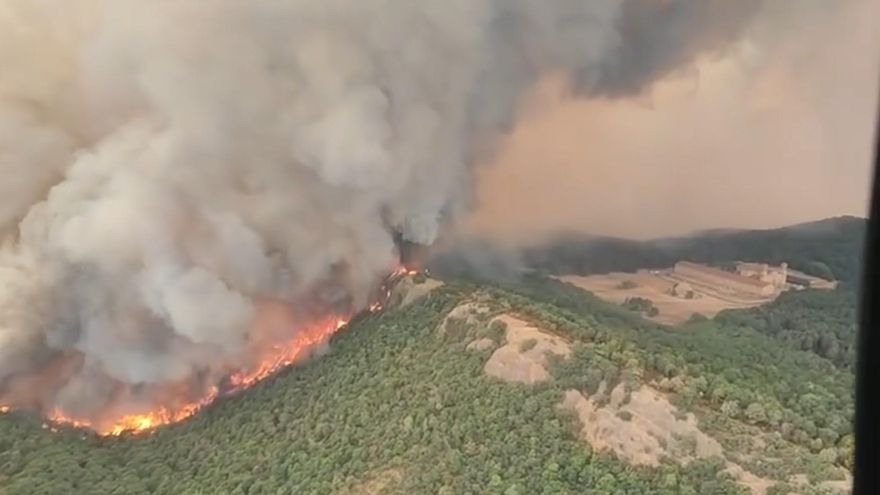 El incendio de Riglos amenaza la cuna de Aragón: las llamas entran en el entorno de San Juan de la Peña y acechan el Monasterio Nuevo