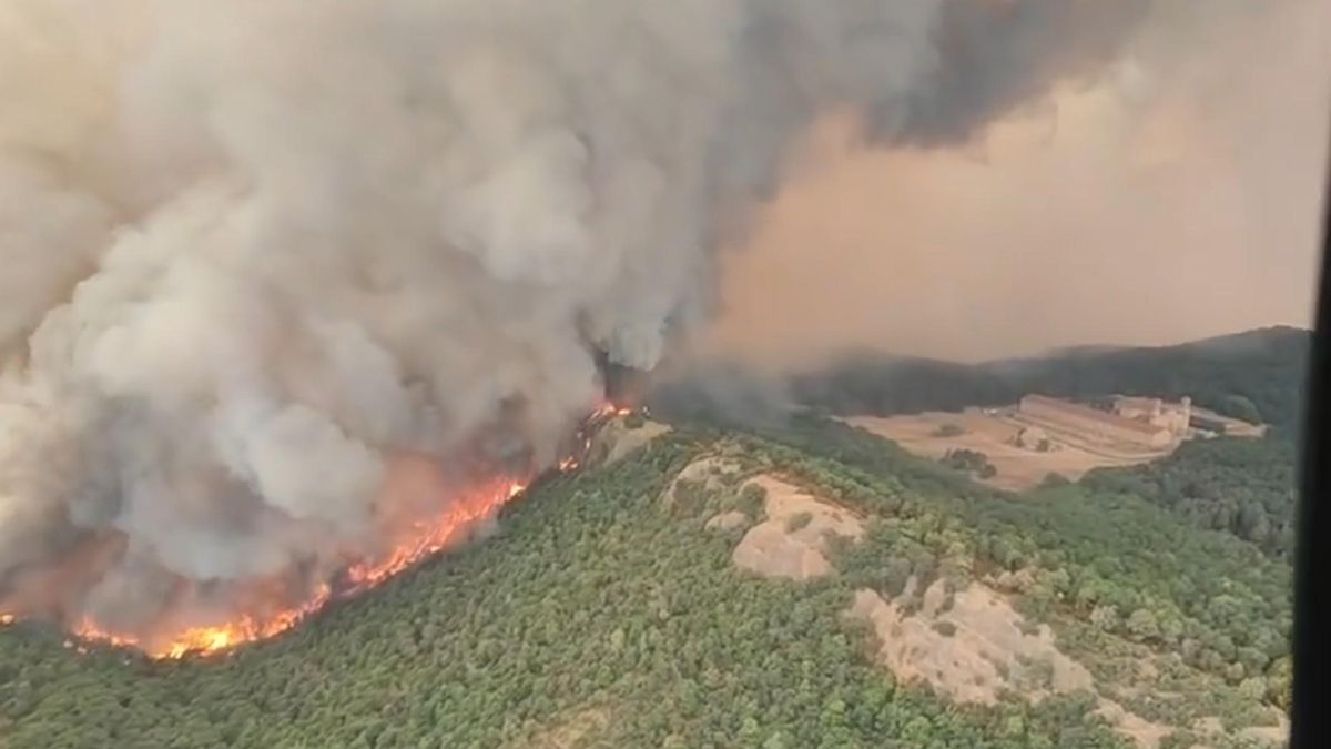 El incendio de Riglos amenaza la cuna de Aragón: las llamas entran en el entorno de San Juan de la Peña y acechan el Monasterio Nuevo