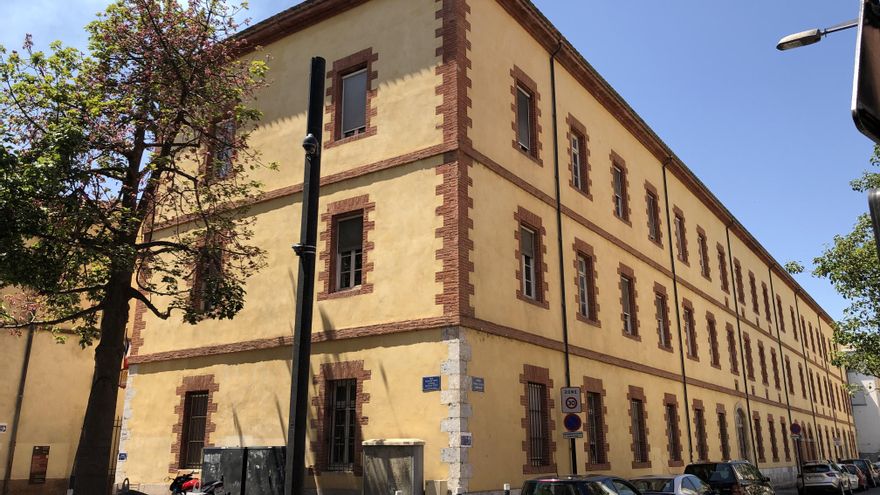 El edificio actual en el que estaba el antiguo Hospital Militar de Perpiñán, donde fueron atendidos cientos de españoles que llegaron heridos o enfermos