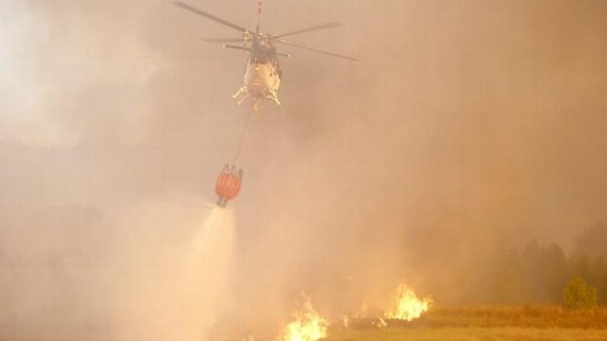 Carlos S. Campillo / ICAL Incendio forestal en la localidad leonesa de Villapadierna