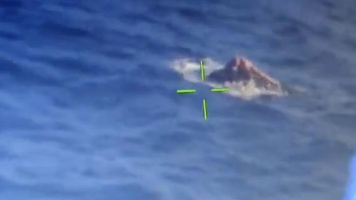 El joven, sobre la moto de agua cuando fue avistado por Salvamento Marítimo.