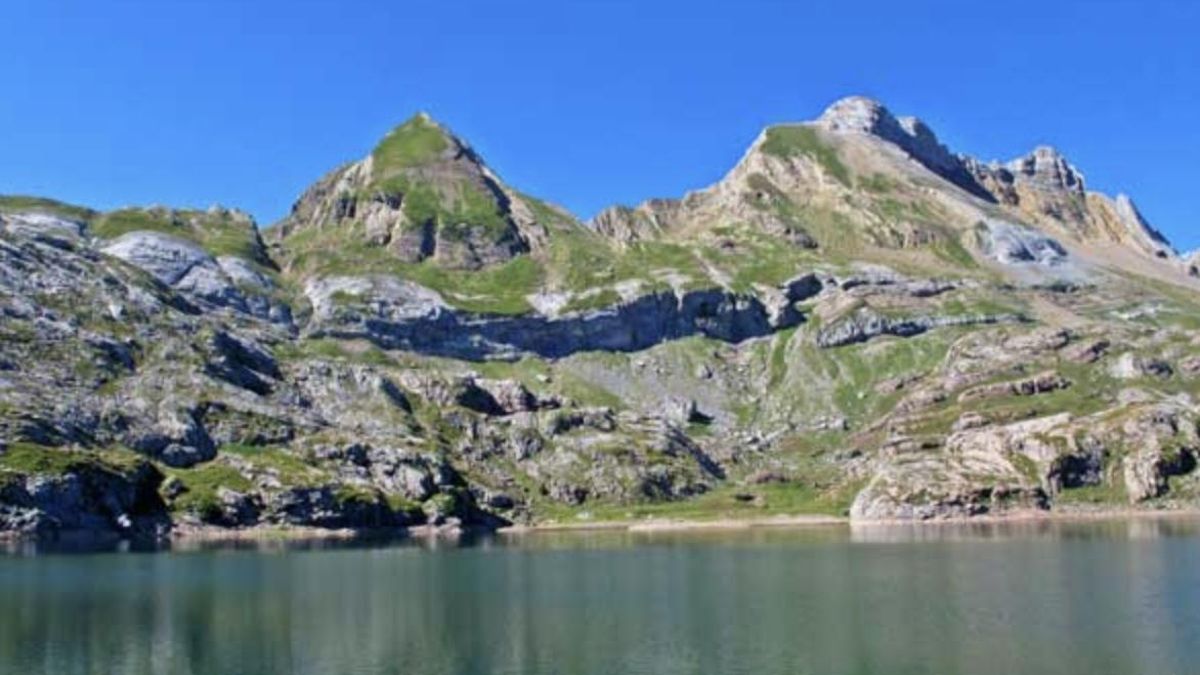 El descubrimiento del ibón de Estanés, accediendo a él desde Francia, es una actividad de senderismo que puede completarse en unas tres o cuatro horas
