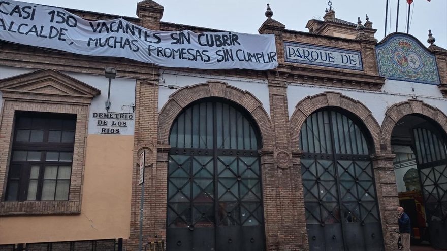 Sevilla activa el plan de emergencias ante las bajas masivas de bomberos en pleno pulso sindical con el ayuntamiento