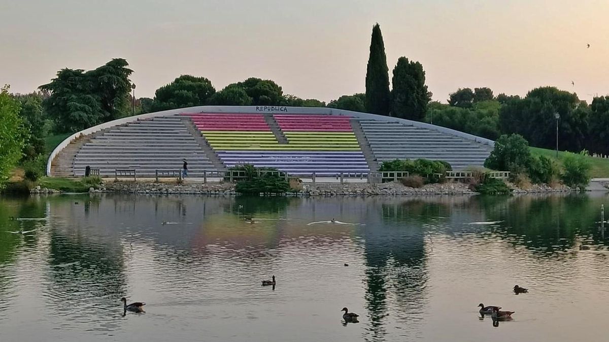 Vista das arquibancadas do parque decoradas com a bandeira no verão passado