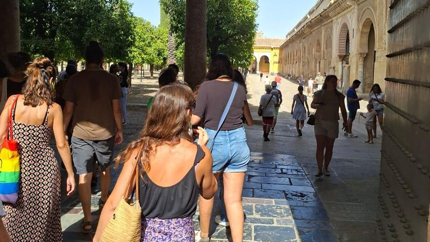 Una veintena de guías turísticos intenta entrar a ejercer su trabajo en la Mezquita Catedral