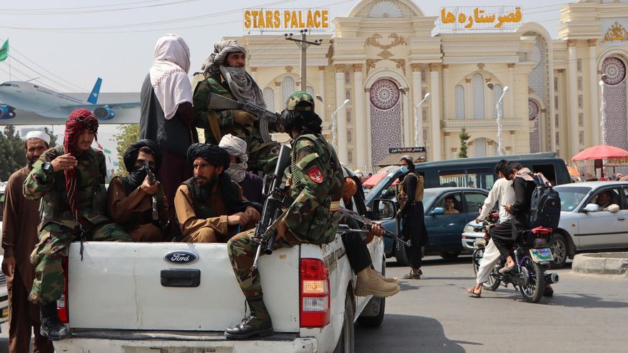 Una patrulla talibán frente al aeropuerto internacional Hamid Karzai, en Kabul, Afganistán, el 31 de agosto de 2021.