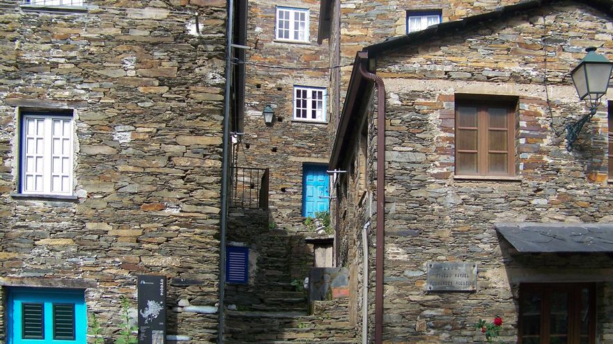 El pequeño pueblo portugués, a dos horas de la frontera, conocido por sus casas de pizarra con ventanas y puertas azules
