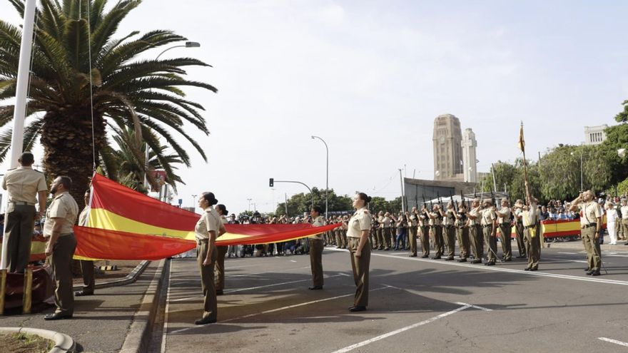 Día de las Fuerzas Armadas: 2.260 militares desfilan este sábado ante los reyes en Tenerife