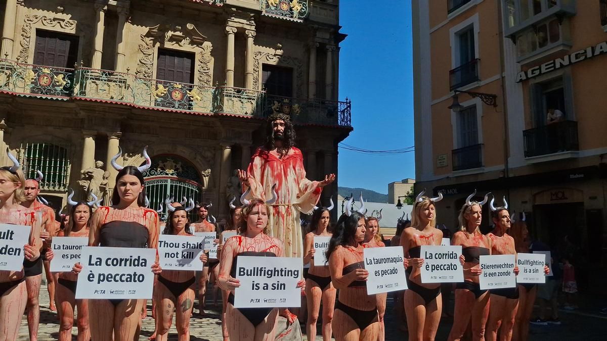 Protesta de AnimaNaturalis y PETA en contra de la tauromaquia en vísperas de las fiestas de San Fermín.
