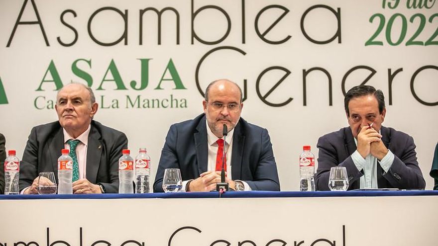Pedro Barato, José María Fresneda y el vicepresidente de Castilla-La Mancha, José Luis Martínez Guijarro, en la clausura de la Asamblea General de ASAJA