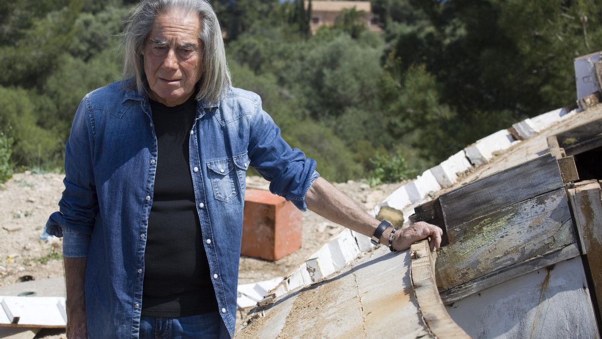 El artista italiano preparando su exposición en La Lonja en un cementerio de barcas en la isla.