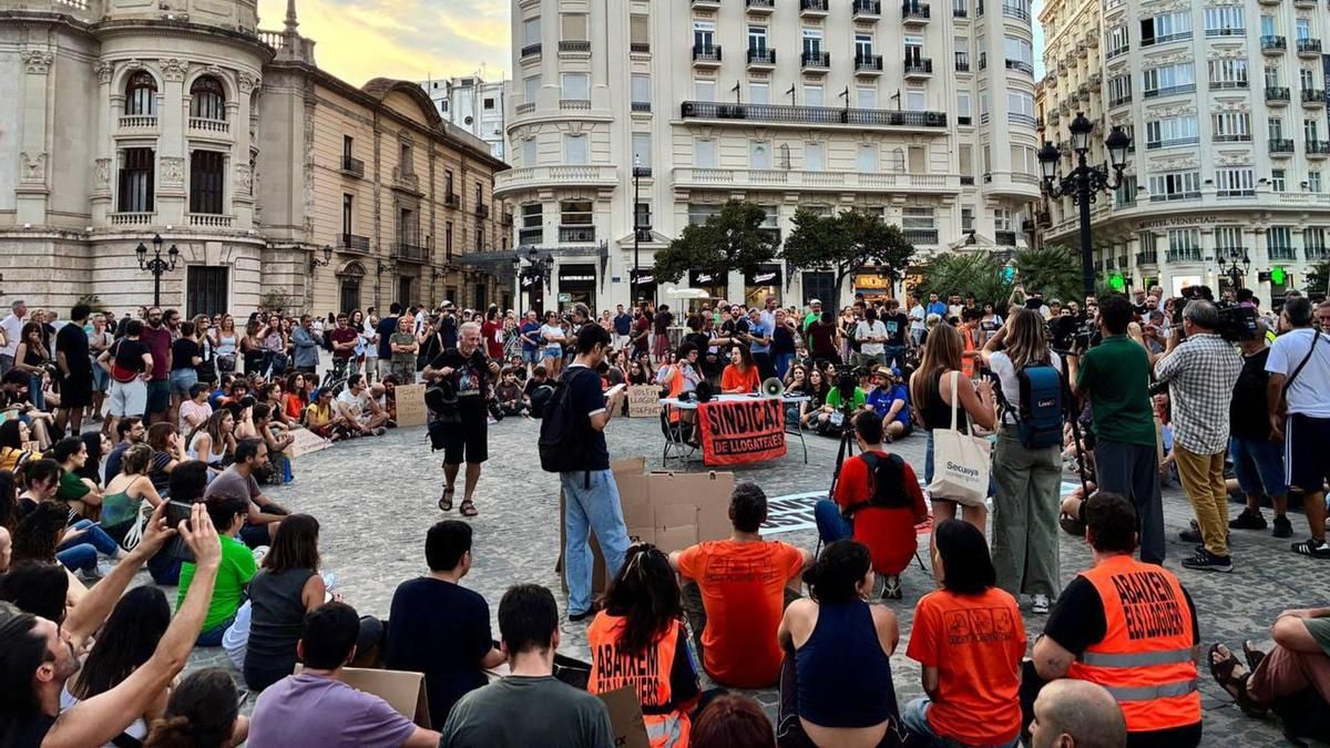 Cientos de personas llenan la Plaza del Ayuntamiento de València "por todas las Maricarmen" y exigen la aprobación del real decreto de vivienda