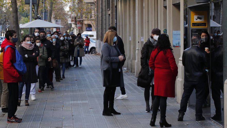 Numerosas personas hacen cola para hacerse test de antígenos en un laboratorio privado de Barcelona. EFE/Alejandro García/Archivo