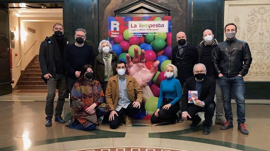 El reparto de la obra durante la presentación en el Teatro Principal.