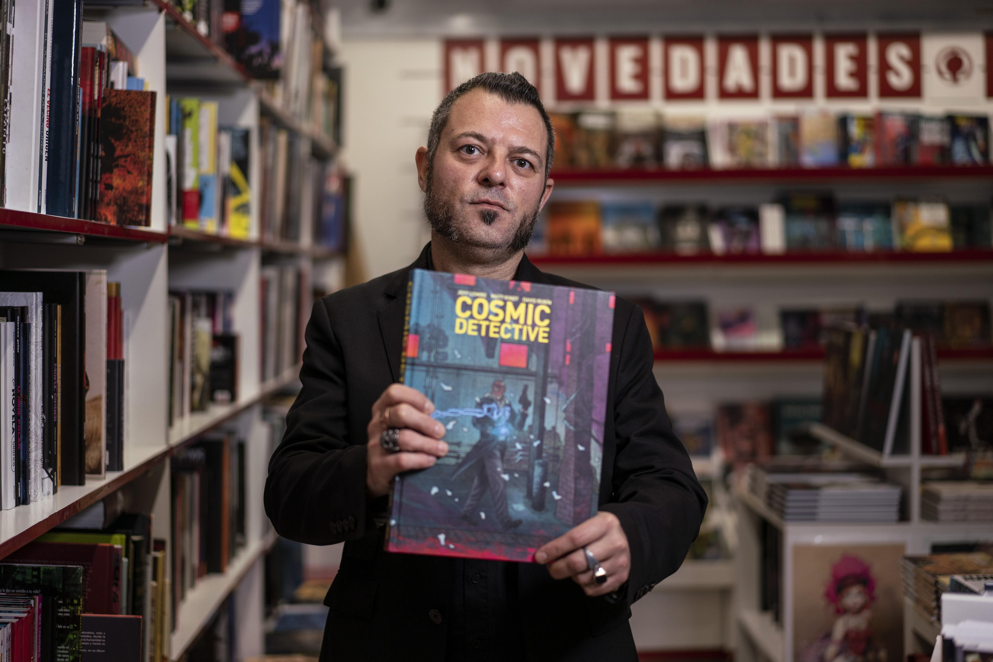 David Rubin enseña un ejemplar de su álbum 'Cosmic Detective'