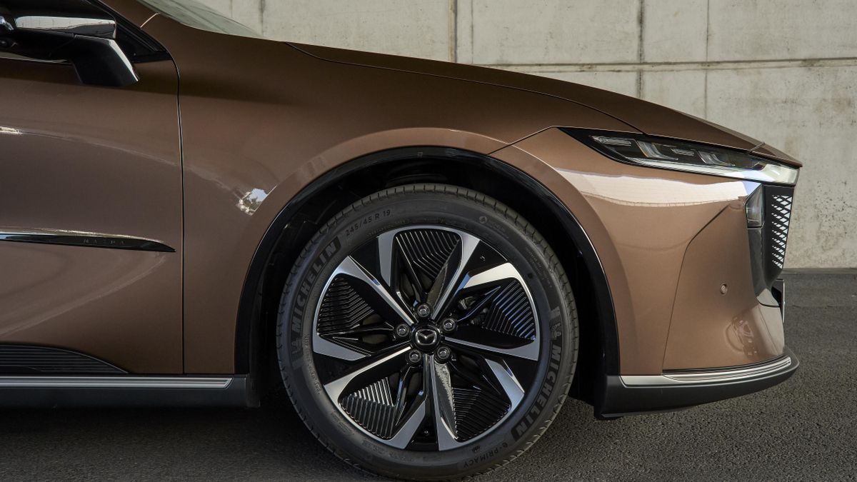 Detalle del lateral delantero del Mazda 6e