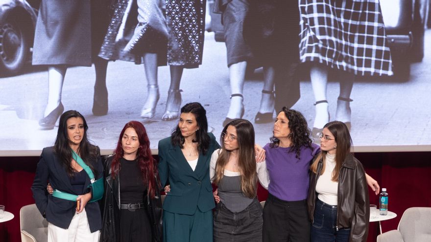 Varias activistas y periodistas, entre ellas Sarah Santaolalla (izq), en el acto institucional por el 8M.